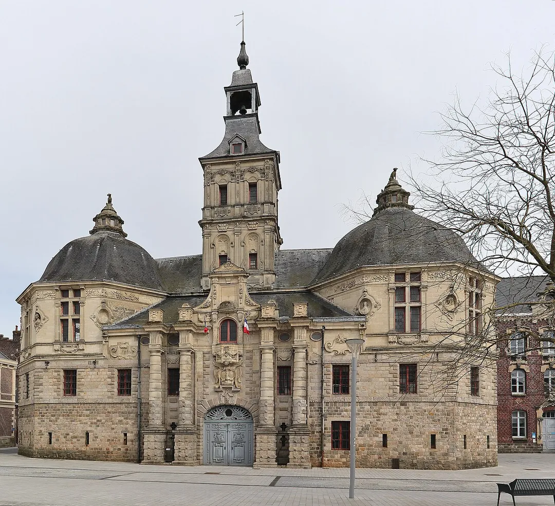 L'édifice appelé échevinage constituait l'entrée et l'accueil de l'abbaye de Saint-Amand et a été érigé lors de la reconstruction de l'abbaye par l'abbé Dubois au milieu du XVIIIe siècle.
Avant la Révolution, les échevins avec le maire ou le prévôt y tenaient leurs réunions. On y rendait la justice, on y emprisonnait les condamnés. Après le transfert des affaires judiciaires au tribunal de Valenciennes dans les années 1960, la salle dite de haute justice devint un salon de réception (le salon Watteau).