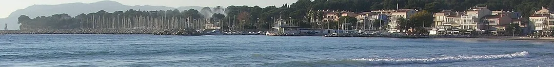 France, Provence, Var, Saint-Cyr sur Mer, Les Lecques.
vue du nouveau et de l'ancien port des Lecques, avec le phare à l'extrème gauche, une partie du village sur la droite, mince bandeau de plage à droite.

Photo prise en Aout 2006 depuis la plage des Lecques (Saint-Cyr sur Mer, Var).