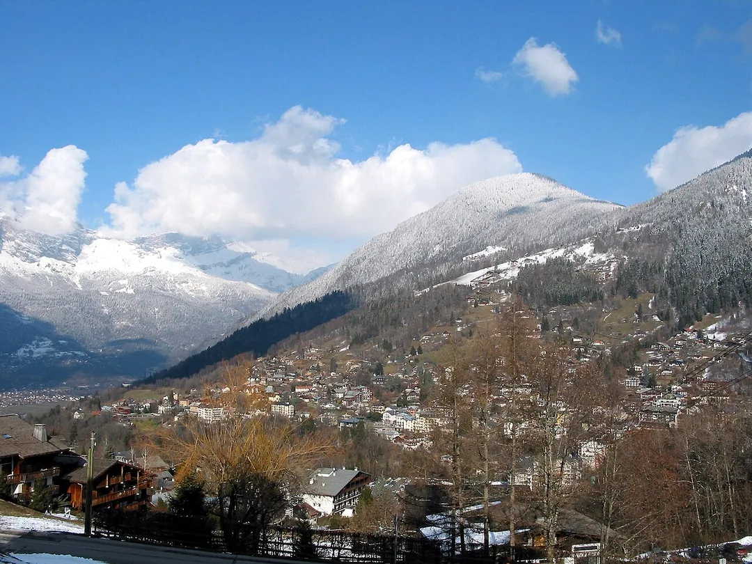 Saint-Gervais-les-Bains
(Haute-Savoie - France), la ville vue de la rue du Mont Joly.