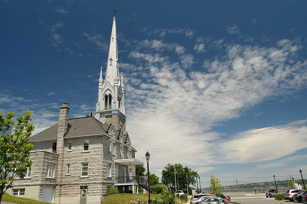Le parvis de l'Église Saint-Michel constitue un belvédère exceptionnel pour admirer le fleuve St-Laurent. On y retrouve le monument dédié aux saints martyrs canadiens . Inspirée du style néogothique, l'Église Saint-Michel de Sillery érigée face au fleuve St-Laurent, a été construite en 1852 afin de répondre aux besoins des catholiques canadiens-français et irlandais du secteur. C'est aussi le premier endroit ou fut chanté le "Minuit chrétiens" au Québec. On peut y admirer de très belles peintures européennes sauvées lors de la Révolution française. Sur la photo, on aperçoit également le presbytère de la paroisse.
