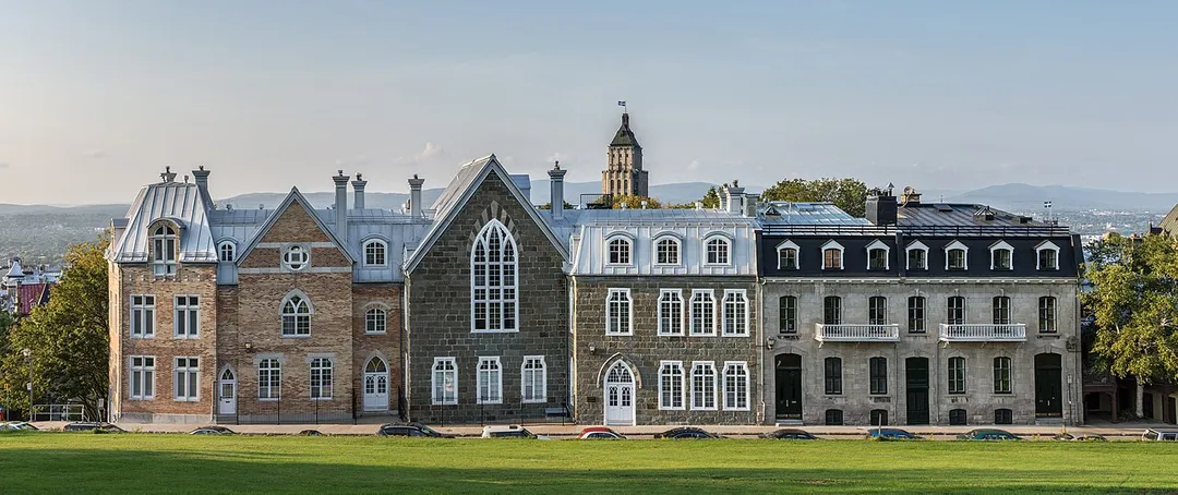 Québec city. Three buildings on avenue saint-Denis, facing the parc du Bastion-de-la-Reine.