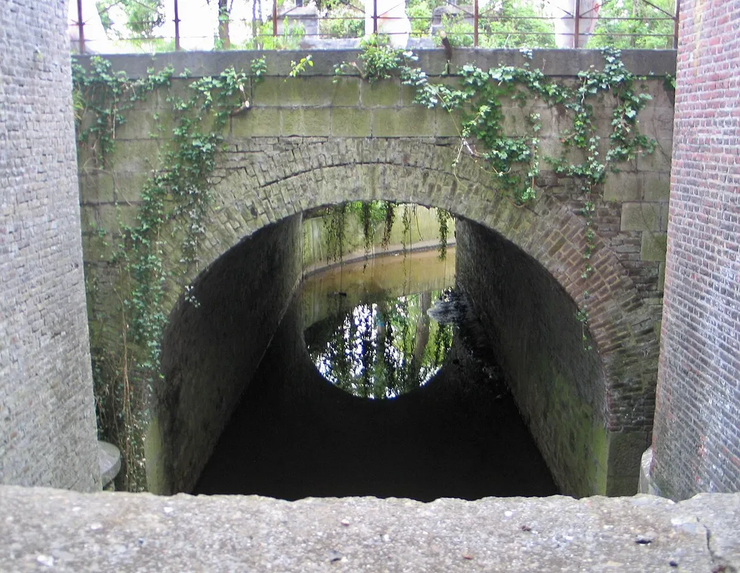 Le Houyoux tel qu'il est visible sous le RAVeL (ligne 142) à Saint-Servais. Photo prise depuis l'aval.