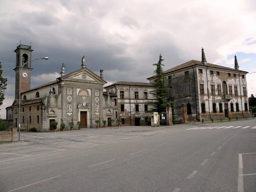 Salvaterra, frazione di Badia Polesine: la chiesa parrocchiale di Sant'Antonino martire e Villa Pellegrini
