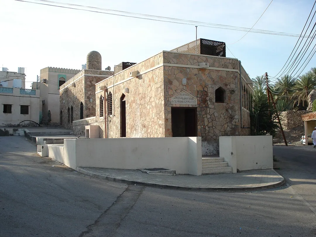 This mosque is located in the city of Samail, Ad-Dakhiliya Governorate, Oman
