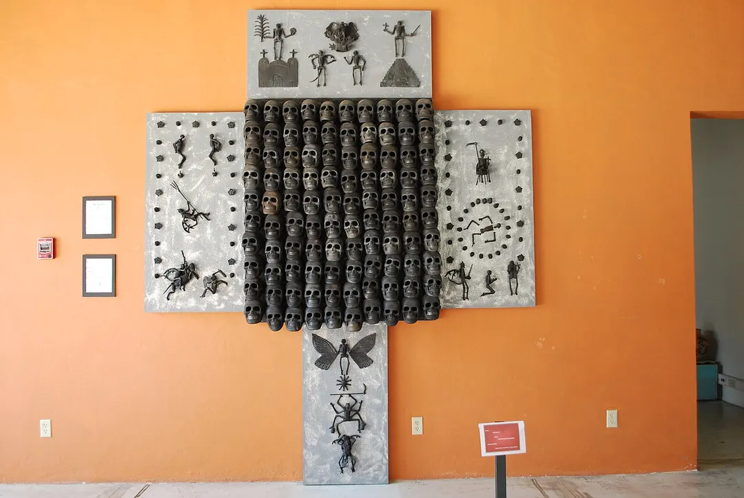 Display of a "barro negro mural" called Mural de la Conquista by Carlomagno Pedro Martinez at Museo Estatal de Arte Popular de Oaxaca in San Bartolo Coyotepec, Oaxaca, Mexico. See COM:CRT/Mexico#Freedom of panorama