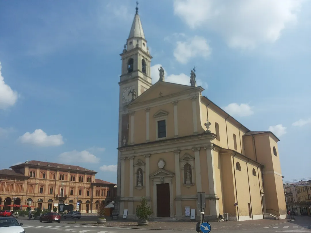 Piazza della Costituzione a San Bonifacio in provincia di Verona, con la chiesa Parrocchiale