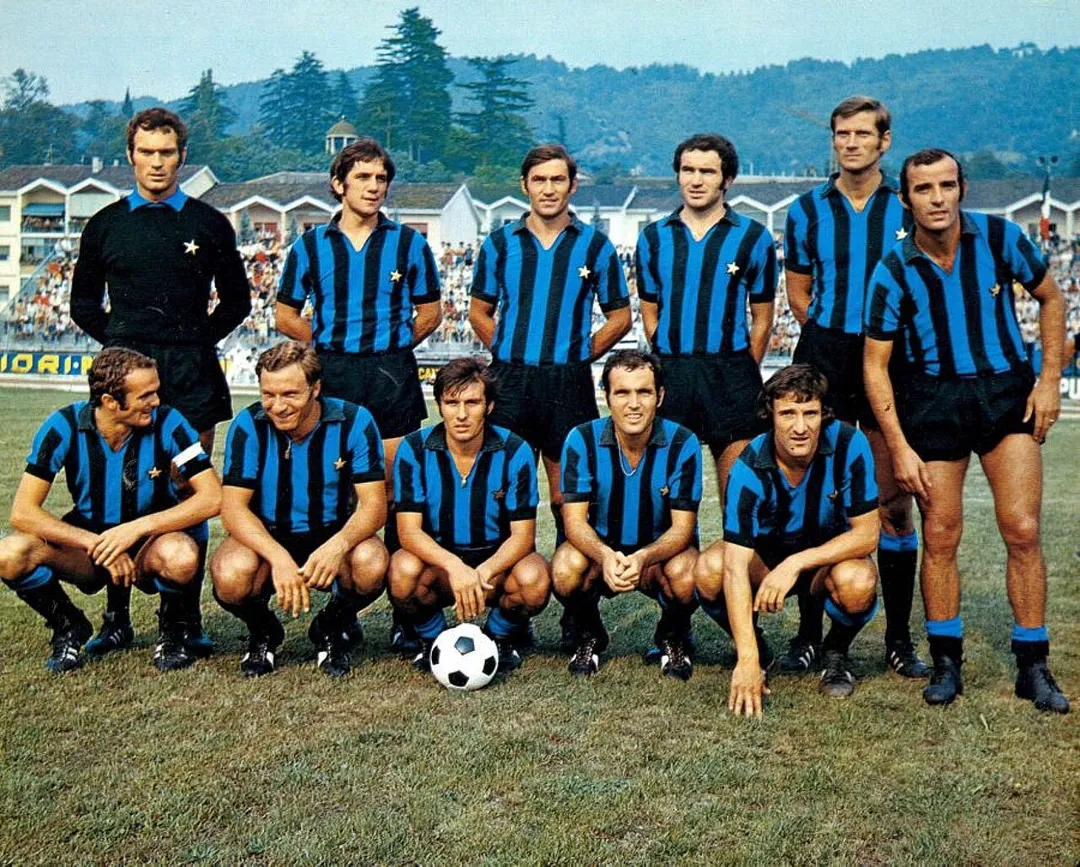 A line-up of Inter Milan in the 1970–71 season. From left to right, standing: Lido Vieri, Roberto Boninsegna, Tarcisio Burgnich, Mario Giubertoni, Giacinto Facchetti, Mario Corso; crouched: Sandro Mazzola (captain), Oscar Righetti, Sergio Pellizzaro, Mario Frustalupi, Gianfranco Bedin.