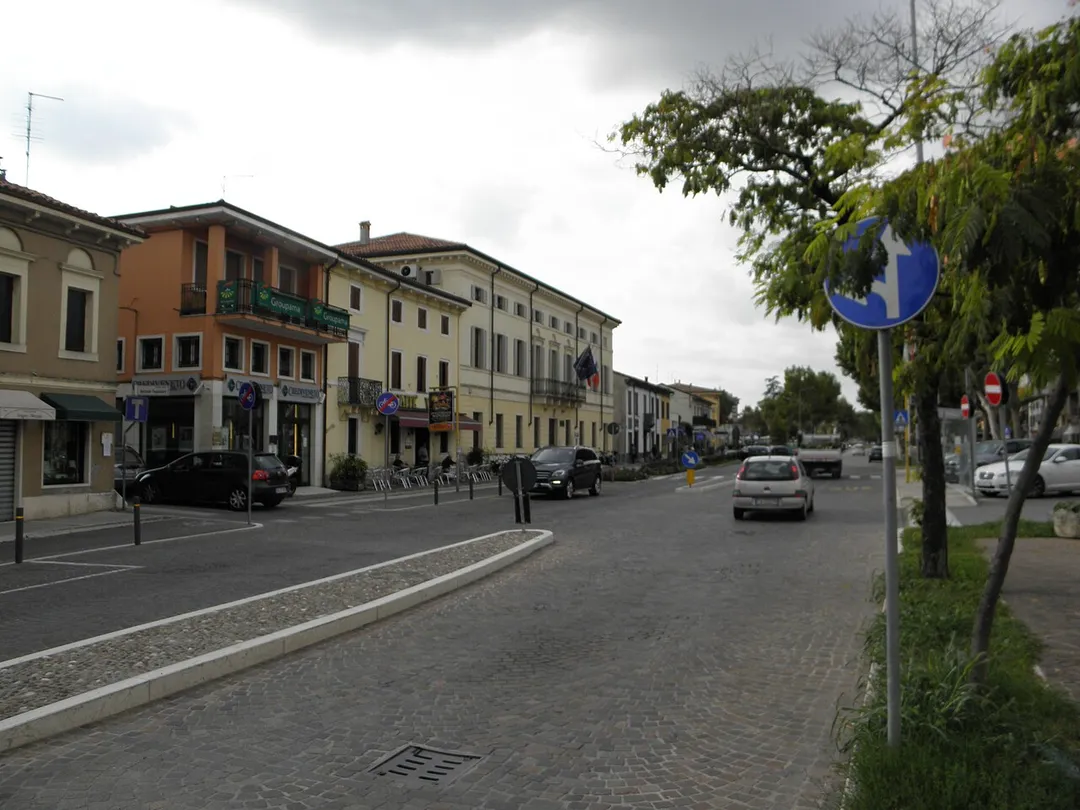 San Giovanni Lupatoto, scorcio della centrale Via Roma con la palazzina municipale sulla sinistra.