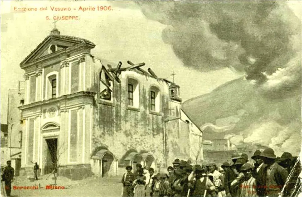 San Giuseppe Vesuviano (NA) - Chiesa danneggiata dall'eruzione del Vesuvio del 1906. ("Eruzione del Vesuvio - Aprile 1906. San Giuseppe".) Cartolina. Autore sconosciuto.