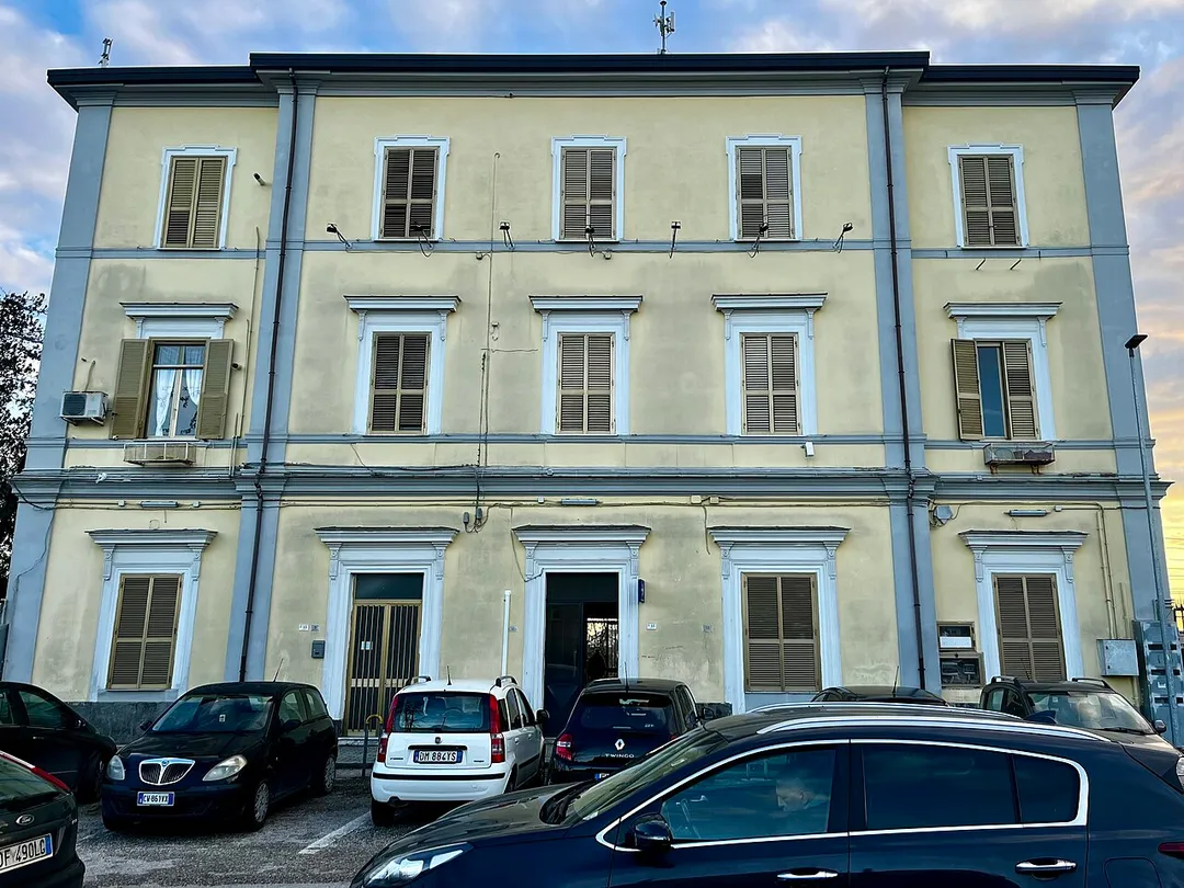 Il fabbricato viaggiatori della stazione di San Marcellino-Frignano