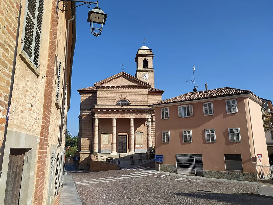Veduta Chiesa Parrocchiale di Santi Maria e Carlo e centro del paese di San Martino Alfieri, Piemonte