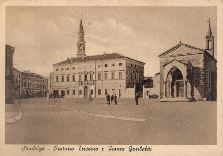 Sulla destra dell'immagine si vede l'oratorio eretto dalla famiglia Trissino nel 1610 e rimaneggiato in forme gotiche nel 1843