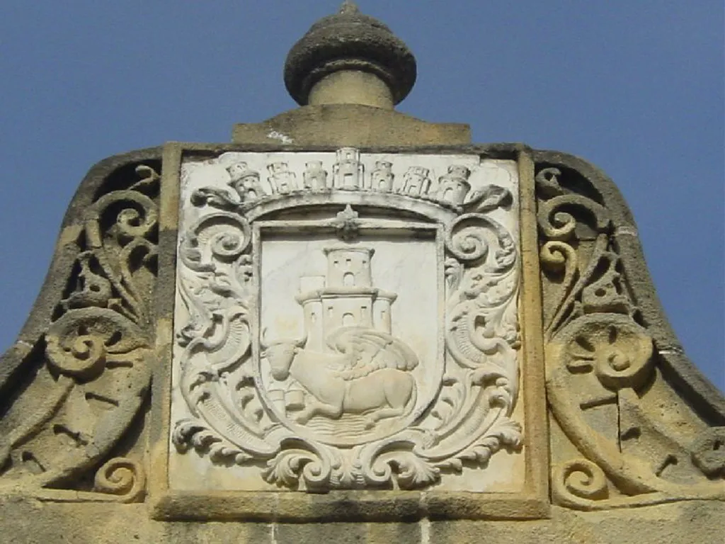 Escudo de Sanlúcar de Barrameda sobre una puerta de la Plaza o mercado de abastos. Siglo XVIII