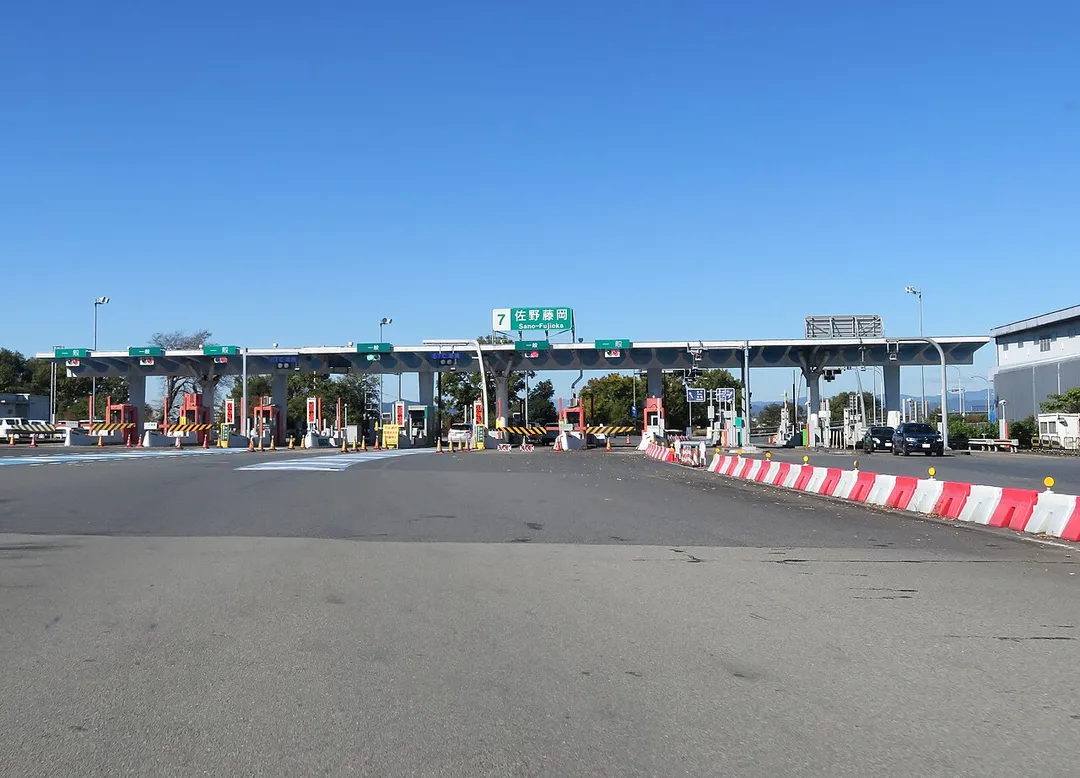 東北自動車道佐野藤岡インターチェンジ料金所付近