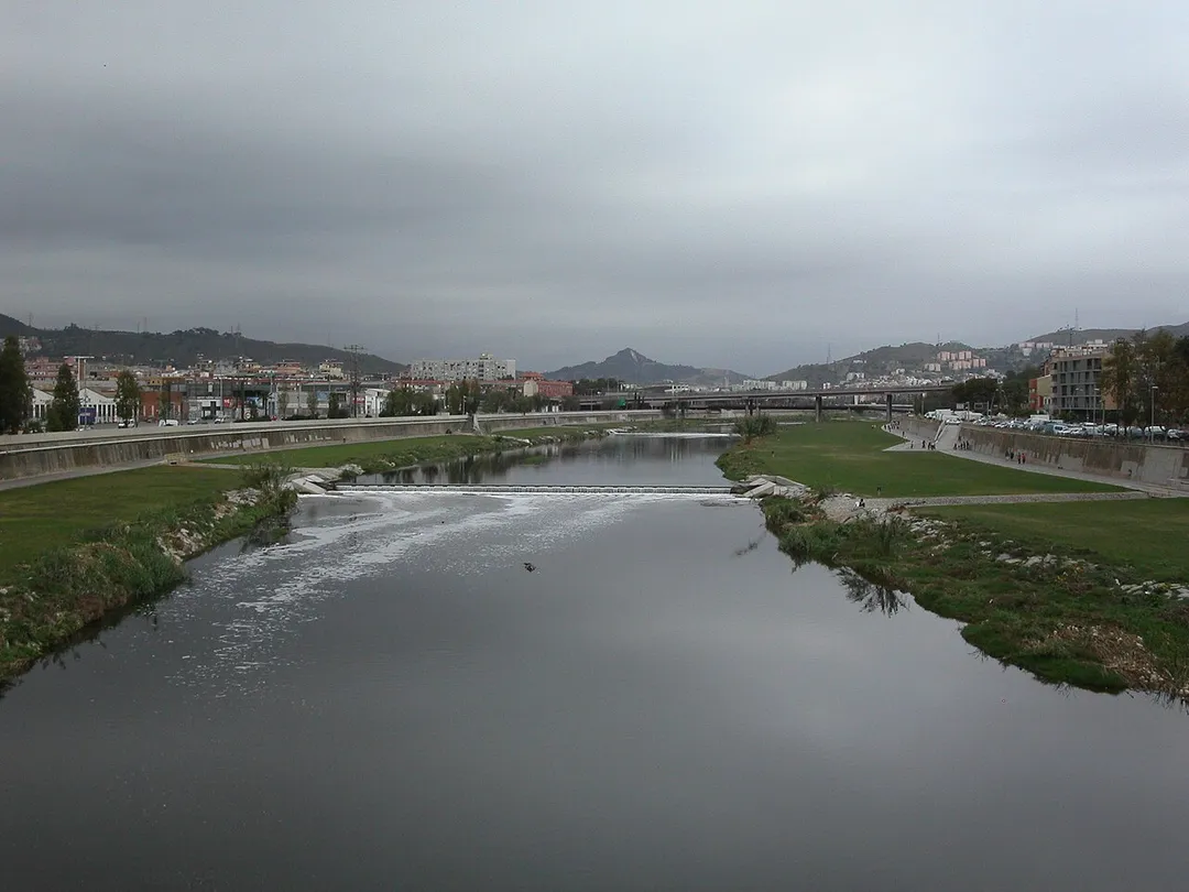 Vista del Rio Besós desde el puente más antiguo de Sant Adrià de Besòs.