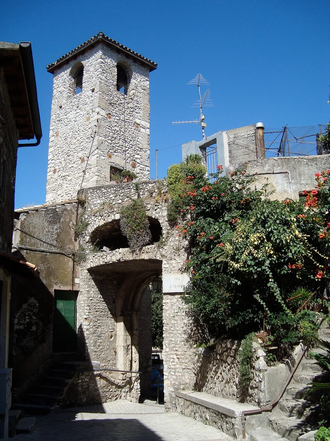 Old door (porta Capocci Orsini) of the city