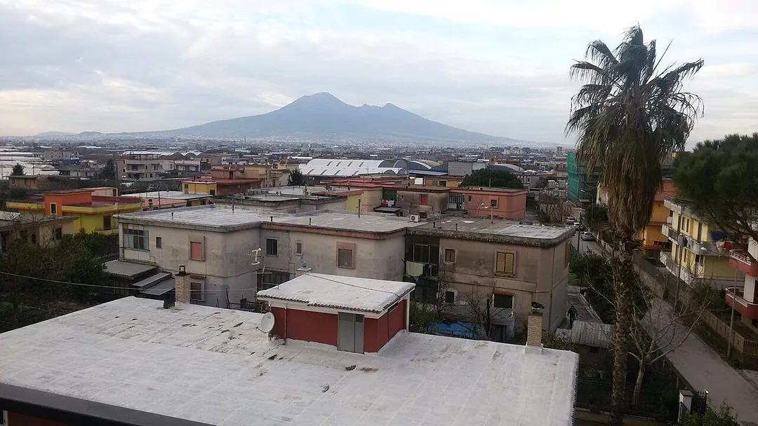 Panorama di Sant'Antonio Abate col Vesuvio sullo sfondo.
Licenza d'uso Copyright Emmanuele Fattoruso 2015.