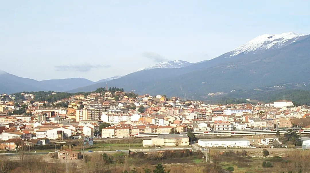 El Turó del Puig de Bellver és el cim en primer terme que està coronat per un campanar. A sota està la ciutat de Sant Celoni i al fons el massís del Montseny
