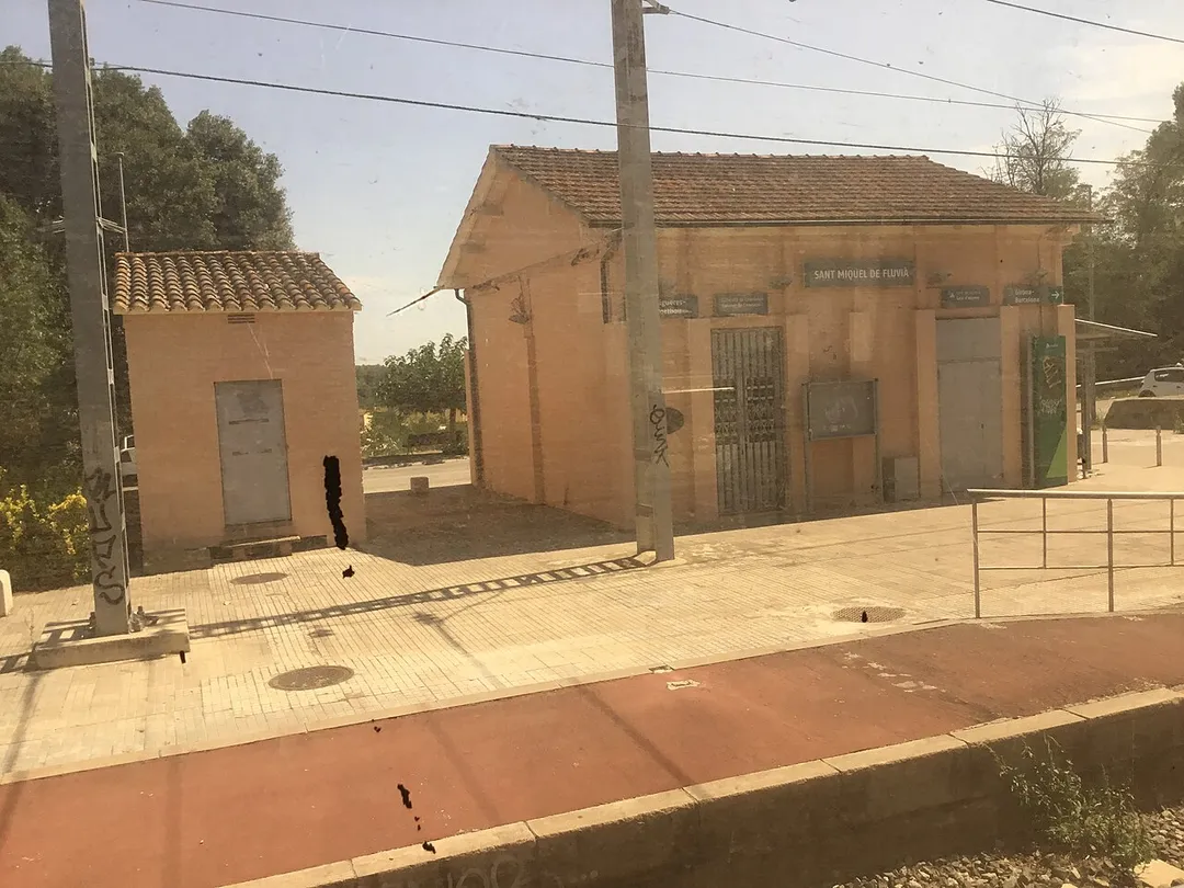 Photo de la gare de Sant Miquel de Fluvià vu depuis un régional de la ligne R11