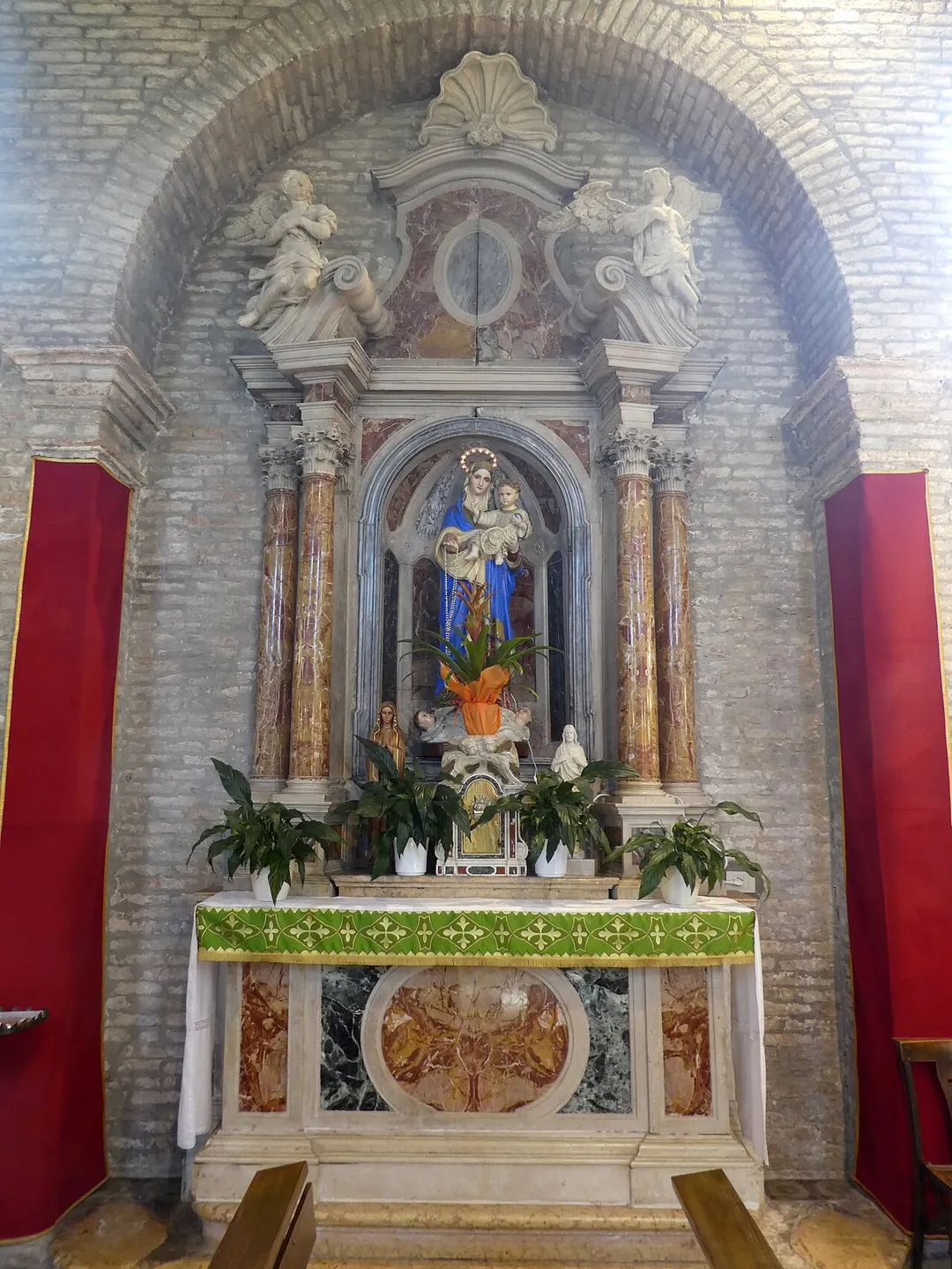 Lova (Campagna Lupia, Veneto, Italy), Saint Justina church - Left side altar