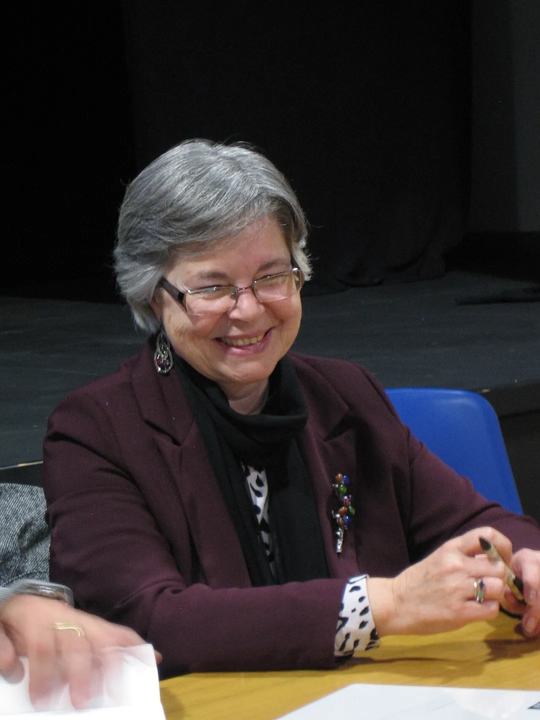 Ana Romero Masiá escritora e historiadora na presentación do seu libro Xaime Quintanilla Martínez. Vida e obra dun socialista e galeguista ao servizo da República, escrito en colaboración con Carlos Pereira Martínez, e presentado no concello de Culleredo o 16 de marzo do 2012.
