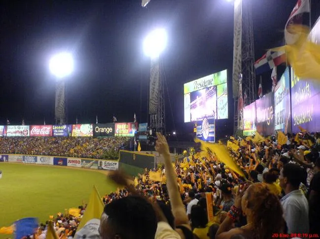Vista desde los bleachers del right field hacia la pantalla del Estadio Cibao