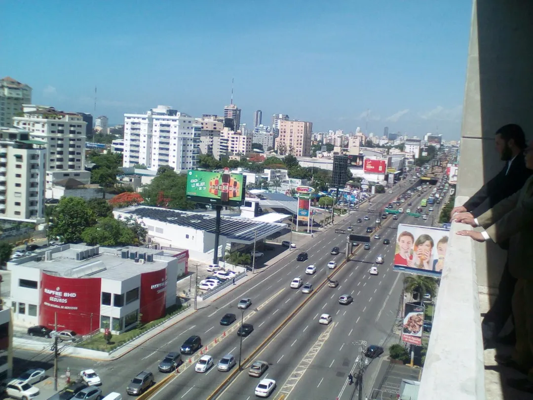 Avenida 27 de febrero entre Avenida Tiradentes y Abraham Lincoln.