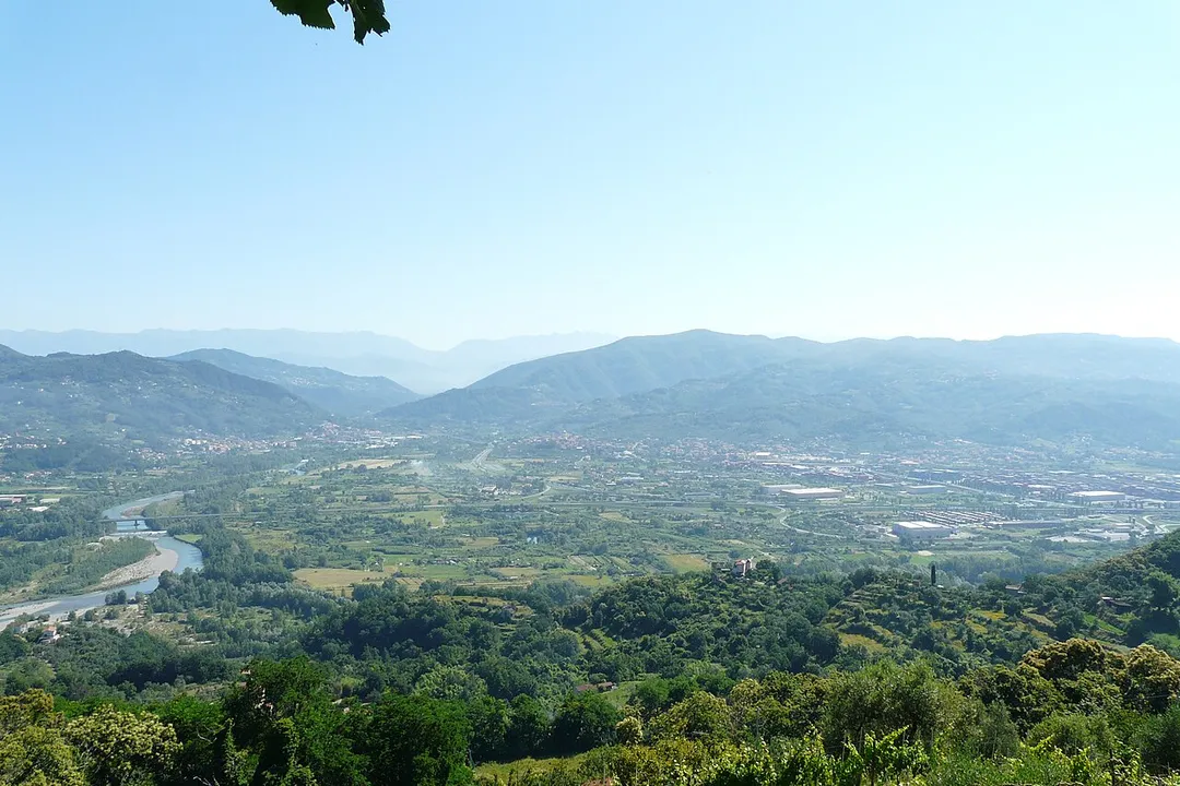 Piana di Ceparana and the Magra River upstream with villages Albiano Magra in the left of the photo, Santo Stefano di Magra and other villages Caprigliola (Aulla)? from far between the hills in the right, A15 / A 12 with some of the bridges in the valley.