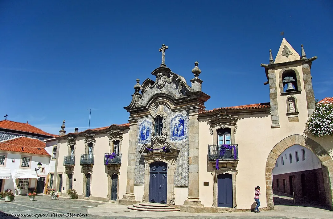 Em pleno Centro Histórico de S. João da Pesqueira, encontra-se a Praça da República onde pode contemplar um harmonioso conjunto de património histórico monumental recuperado a nível de fachadas e pavimento. Destaca-se aqui a Capela da Misericórdia com uma fachada barroca revestida com dois painéis de azulejos representando “Cristo e a Samaritana” e “Cristo curando um enfermo”.
Este monumento foi privativo da família ilustre de D. Luís Alvares de Távora, senhor da vila, que a ofertou mais tarde à Misericórdia local.
Outro dos atractivos é também o Arco, Torre do Relógio e a Arcada do século XVIII que serviu de mercado noutros tempos.
Do lado oposto à capela encontra-se o edifício dos antigos paços do concelho e cadeia, cuja frontaria é emoldurada com brasão das quinas e, por baixo, placa oval alusiva à construção da casa da Câmara, cárcere, torre do relógio e arcada, pela Rainha D. Maria I, em 1794.

Actualmente este edifício serve de Posto de Turismo e alberga o Museu Eduardo Tavares. <a href="http://www.sjpesqueira.pt/pages/257" rel="nofollow">www.sjpesqueira.pt/pages/257</a>