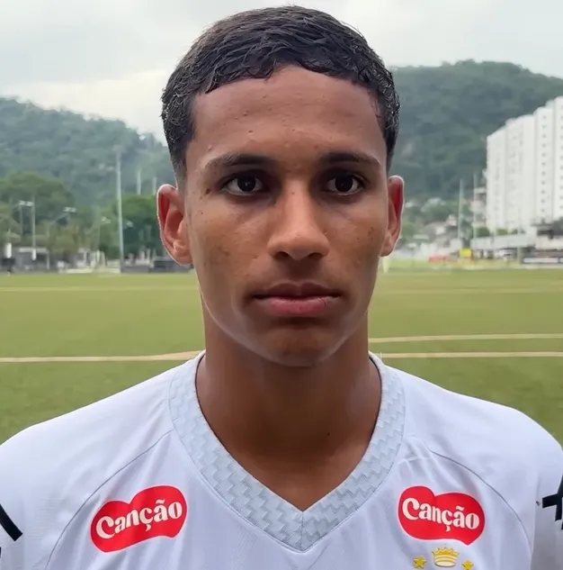 Rafael Gonzaga during a post-match interview as a Santos player in 2026. Credits: Eduardo Jardim.
