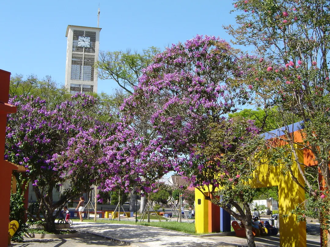 Foto da Praça da Bandeira na Avenida João Corrêa no centro de Sapiranga