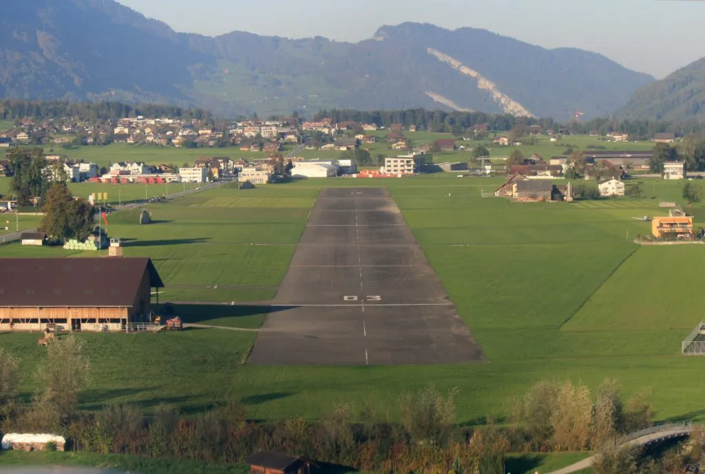 Flugplatz Kägiswil, Landebahn, Luftaufnahme, Kanton Obwalden, Schweiz