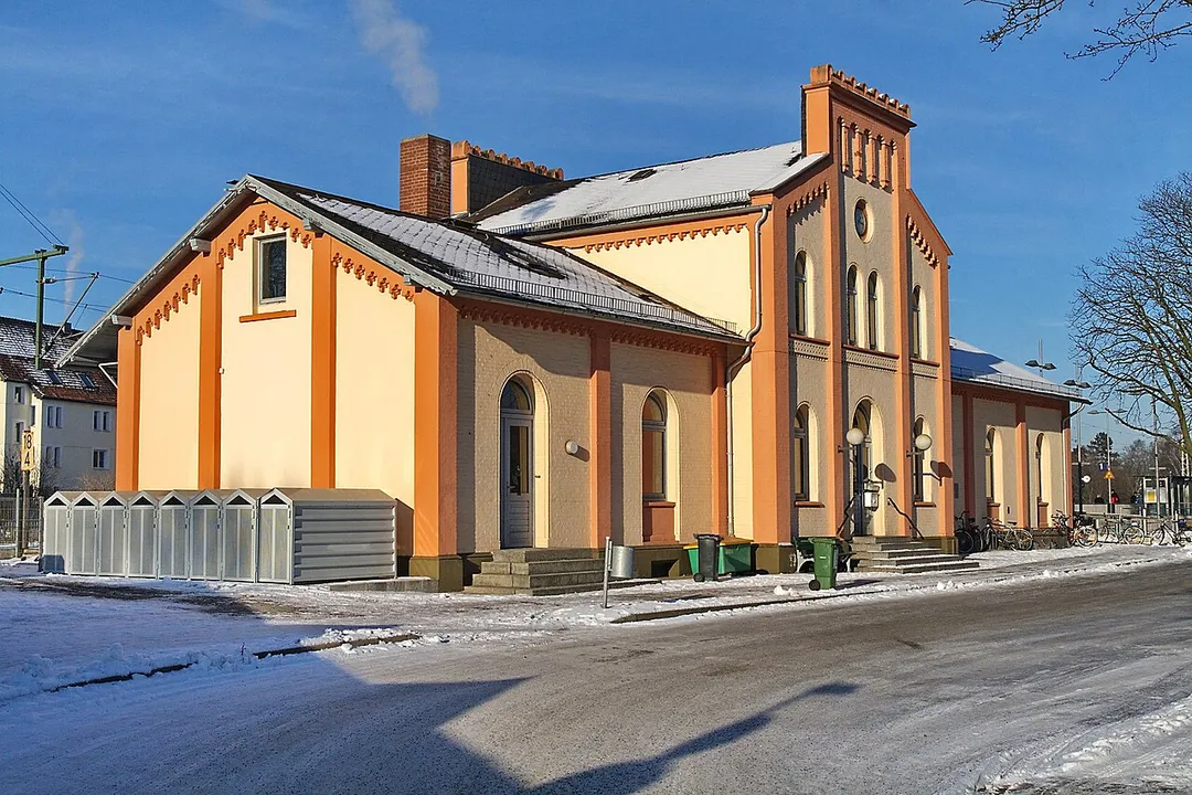 Bahnhofsgebäude Bahnhof Sarstedt, Niedersachsen, Deutschland.