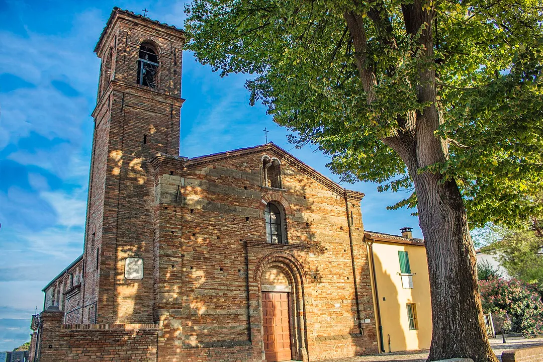 Pieve di San Giovanni in Compito. La prima notizia storica sulla pieve di San Giovanni in Compito, situata nella città romana di Compito a poca distanza dall'attuale Savignano sul Rubicone, si riscontra in un papiro ravennate del 633 che documenta la presenza di un edificio religioso in ambito rurale. É probabile però che la chiesa di San Giovanni esistesse già intorno al 600, epoca nella quale la città di Compito, che sorgeva ad un quadrivio della via Emilia, fu distrutta dai longobardi. Se ne perdono poi le tracce fino al X secolo, quando ricompare nel codice Bavaro in cui si attesta la sua esistenza proprio con il titolo di “pieve”. Ma nel 1359 l'intervento di strutturazione urbana del borgo di Savignano segna il tramonto della pieve, che viene sempre più declassata a chiesa rurale e periferica. Questa decadenza si protrarrà finché, a partire dal XIX secolo, non saranno intrapresi importanti lavori di ammodernamento. Fu anche l'impegno di don Giorgio Franchini a valorizzare e rivitalizzare l'antico insediamento e la sua storia, attraverso l'apertura del museo archeologico nel 1930. Inoltre la chiesa attuale conserva numerosi resti di muratura risalente al VII secolo soprattutto nella parete meridionale, ma per il resto si mostra come un'opera pienamente romanica, ascrivibile al secolo XI. A questo proposito la facciata appare pienamente romanica e ben conservata soprattutto in seguito ai restauri della metà del Novecento che hanno riparato i danni della seconda guerra mondiale. É andata perduta, invece, l'abside originaria che, essendo pericolante, fu demolita e sostituita con una parete rettilinea. Proprio nel corso di questi restauri novecenteschi, durante il rifacimento del pavimento, si sono ritrovate anche le fondazioni dell’originaria abside semicircolare distrutta pochi anni prima del 1827.
