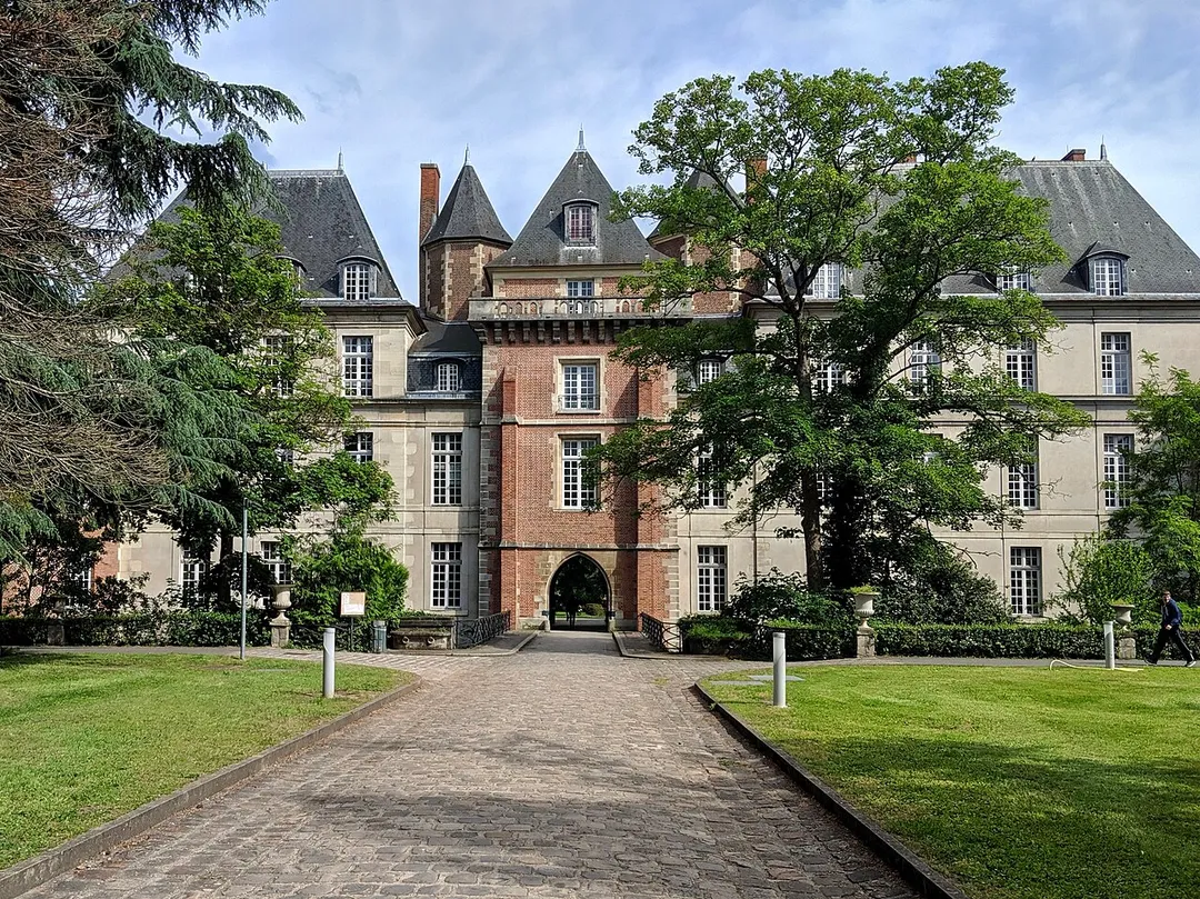 Le château de Savigny en 2019, occupé par l'administration du lycée Corot.