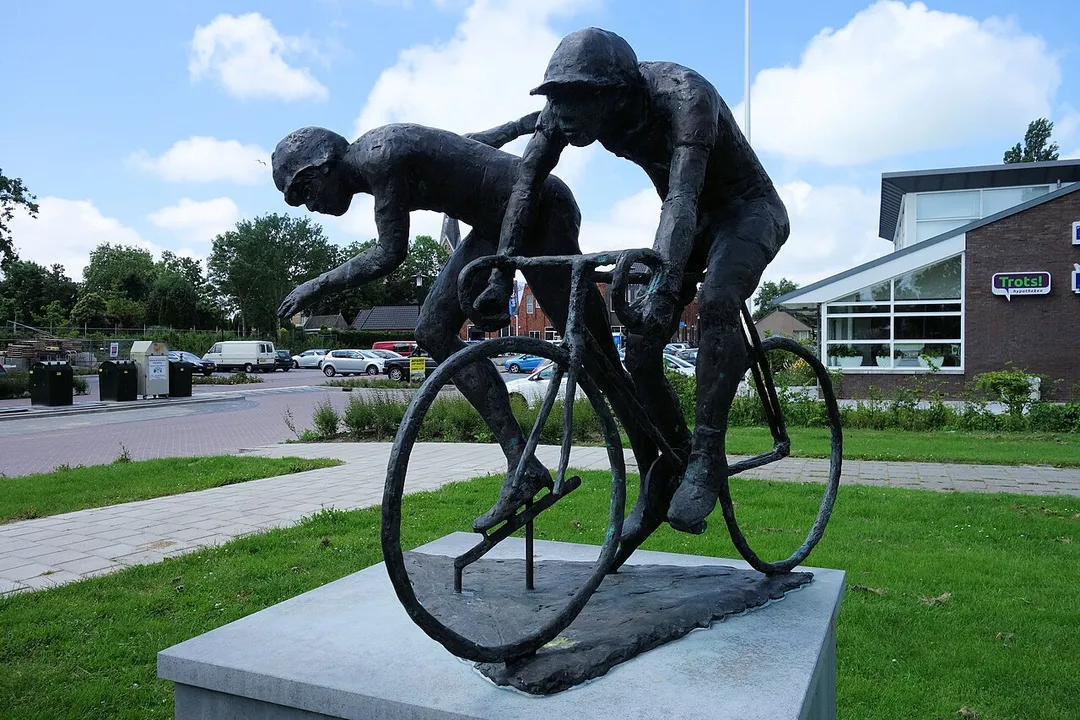 Sculptuur De Sporters, het beeld is in 2003 onthuld in de toenmalige gemeente Harenkarspel.