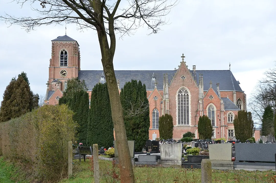 Parochiekerk Sint-Guibertus vanaf het zuiden
