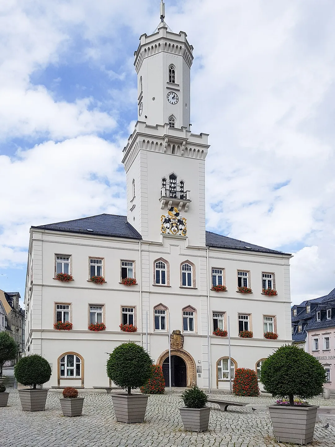 Vorderansicht des Rathauses von Schneeberg im Sommer 2021. Durch die Covid-19 Epidemie sind keine Menschen zu sehen.