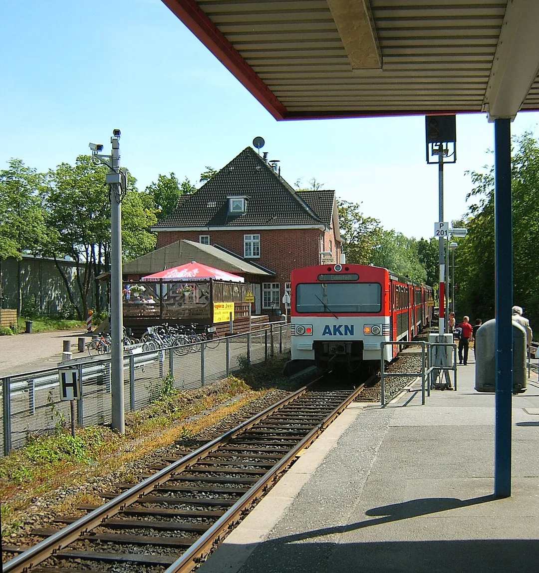 Bildbeschreibung: Hamburg, Schnelsen, Bahnhof
Fotograf: selbst
Datum: 9.6.2006