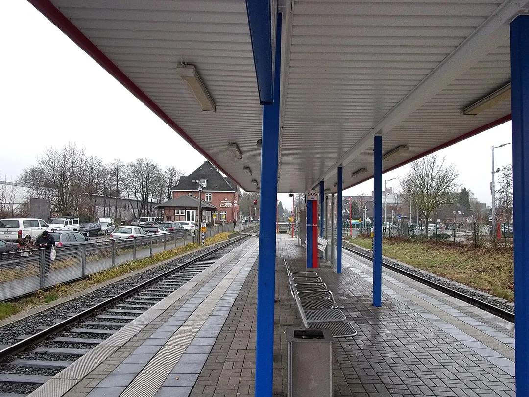 Überdachter Bahnsteig des Bahnhofs Schnelsen im Stadtteil Schnelsen des Bezirks Hamburg-Eimsbüttel der Linie AKN.