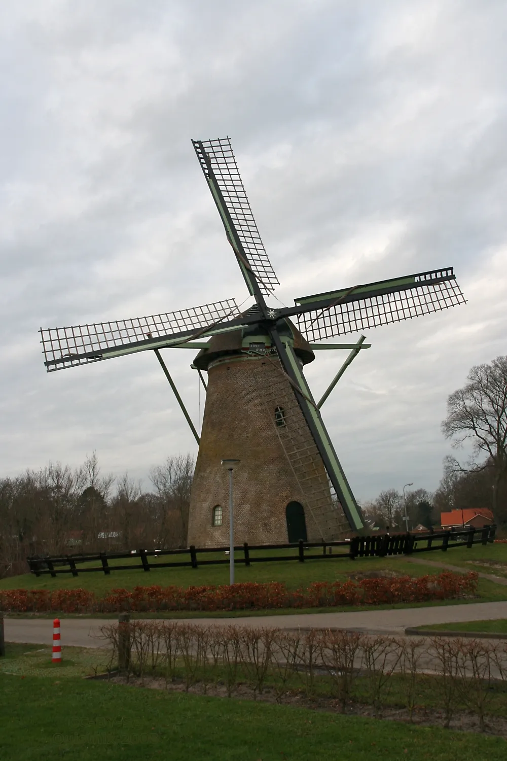 Schoorldam: molen Kijkduin (wieken in rouwstand)
