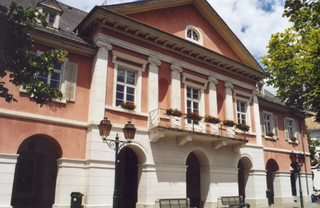 Das Schopfheimer Rathaus im Weinbrenner-Stil (Vorderseite), erbaut 1826.
