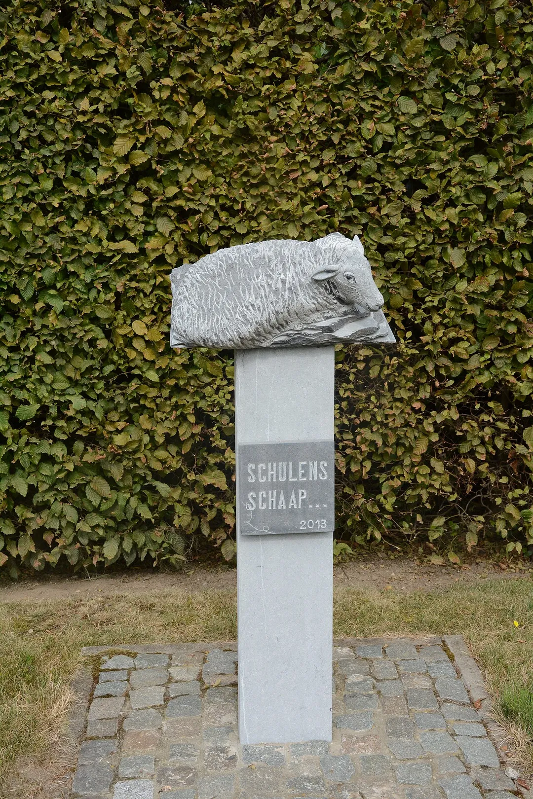 Schulens Schaap, sculptuur in blauwe hardsteen van kunstenaar Luk Luts, Beerbosweg, Schulen