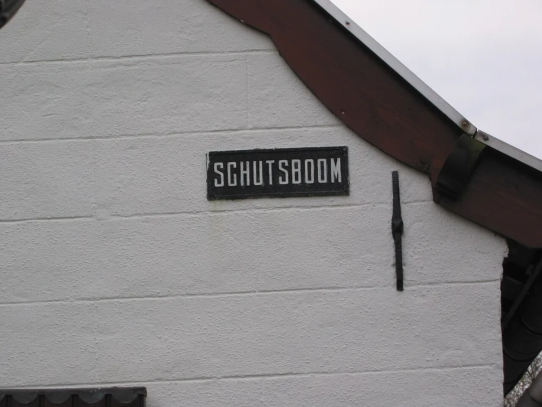 Oud straatnaambordje van de Schutsboom in Deurne.