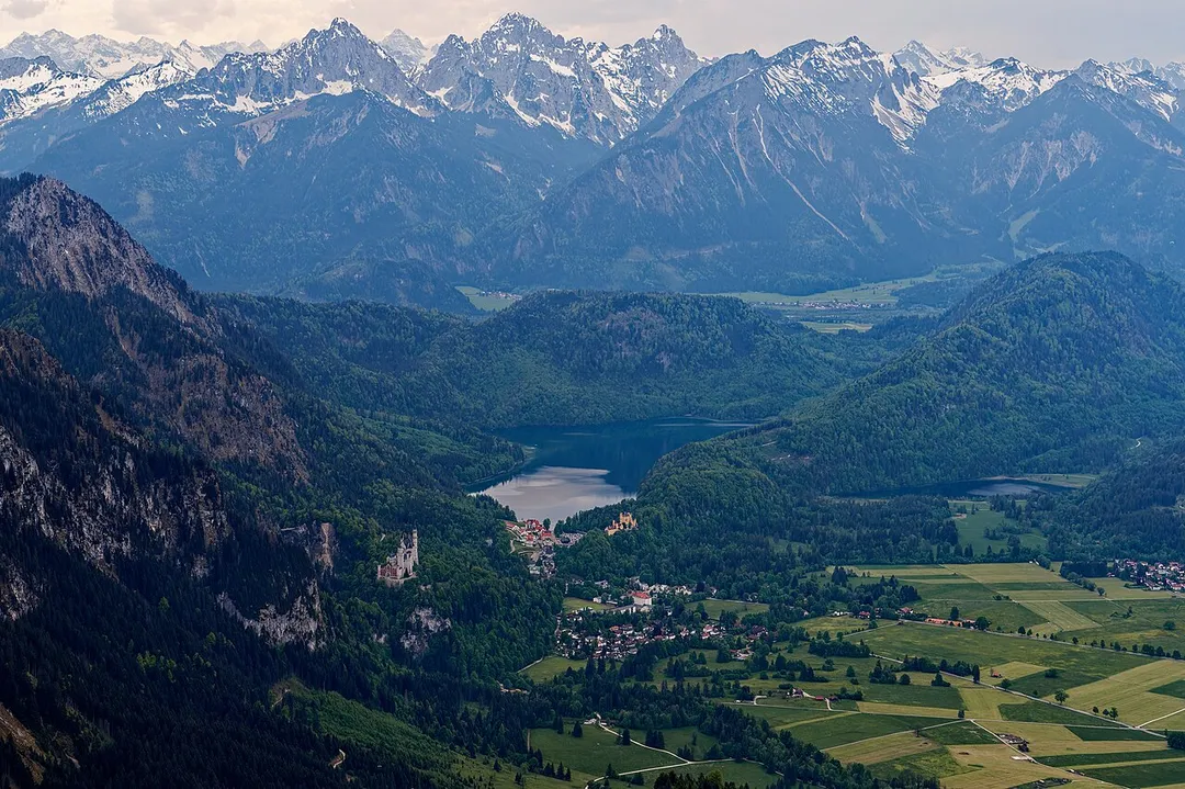 Luftbild von Dorf Hohenschwangau mit beiden Königsschlössern