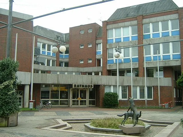 Rathaus in Schwarzenbek in Schleswig Holstein. Skulptur im Vordergrund nimmt Bezug auf den Ritter Wulf - Platz.