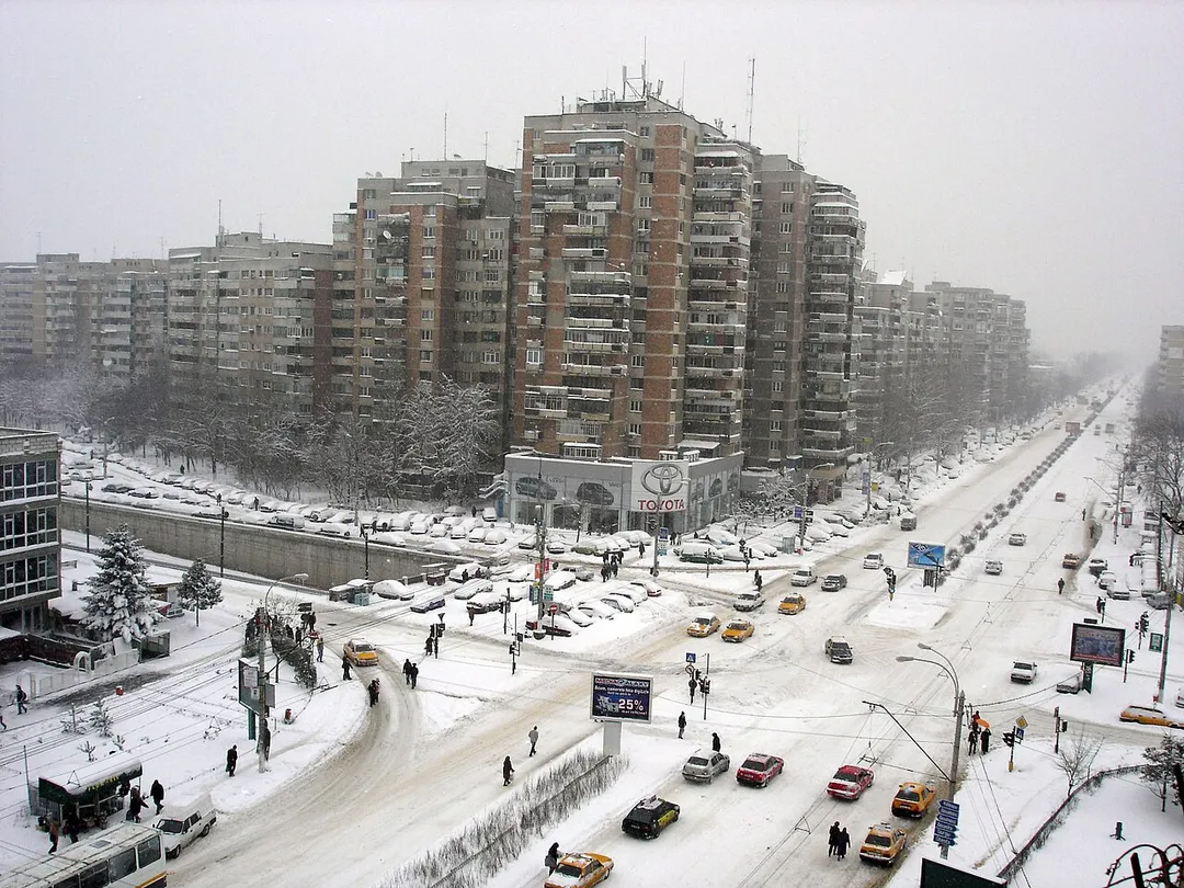 Pasajul de la Lujerului, în cartierul Militari, Bucureşti.
Fotografie a lui ro:Utilizator:Pixi, uploadată la Wikipedia în Română sub numele ro:Imagine:Lujerului.JPG.

Modificată în photoshop (auto-levels).