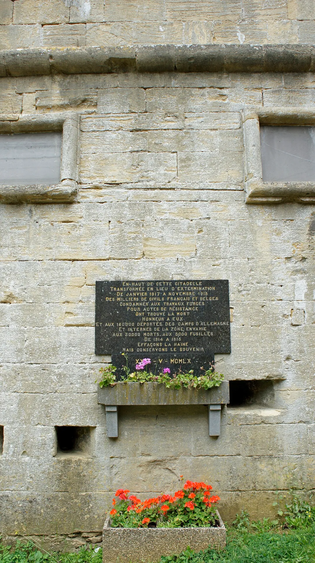 Mémorial 1917-18 porte Turenne du Château de Sedan ayant pour texte: "En haut de cette citadelle transformée en lieu d'extermination de janvier 1917 à novembre 1918 des milliers de civils français et belges condamnés aux travaux forcés pour actes de résistance ont trouvé la mort Honneur à eux et aux 180 000 déportés des camps d'allemagne et internés dela zone envahie aux 30 000 morts aux 8 000 fusillés de 1914 1918 effaçons la haine mais conservons le souvenir 25 5 1960".