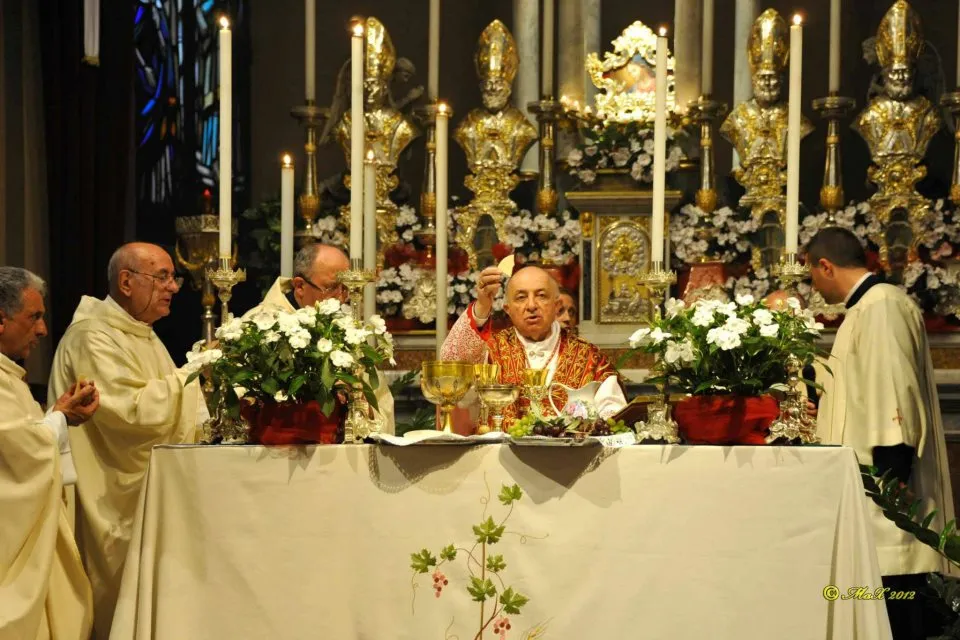 Il cardinale Dionigi Tettamanzi, arcivescovo emerito di Milano, durante una celebrazione presso la parrocchia di Vittuone (MI) nel maggio 2012. Alla sua destra il parroco don Antonio Ercoli, padre Secondo Brunelli C.R.S. e don Luigi Brigatti (parroco di Sedriano)