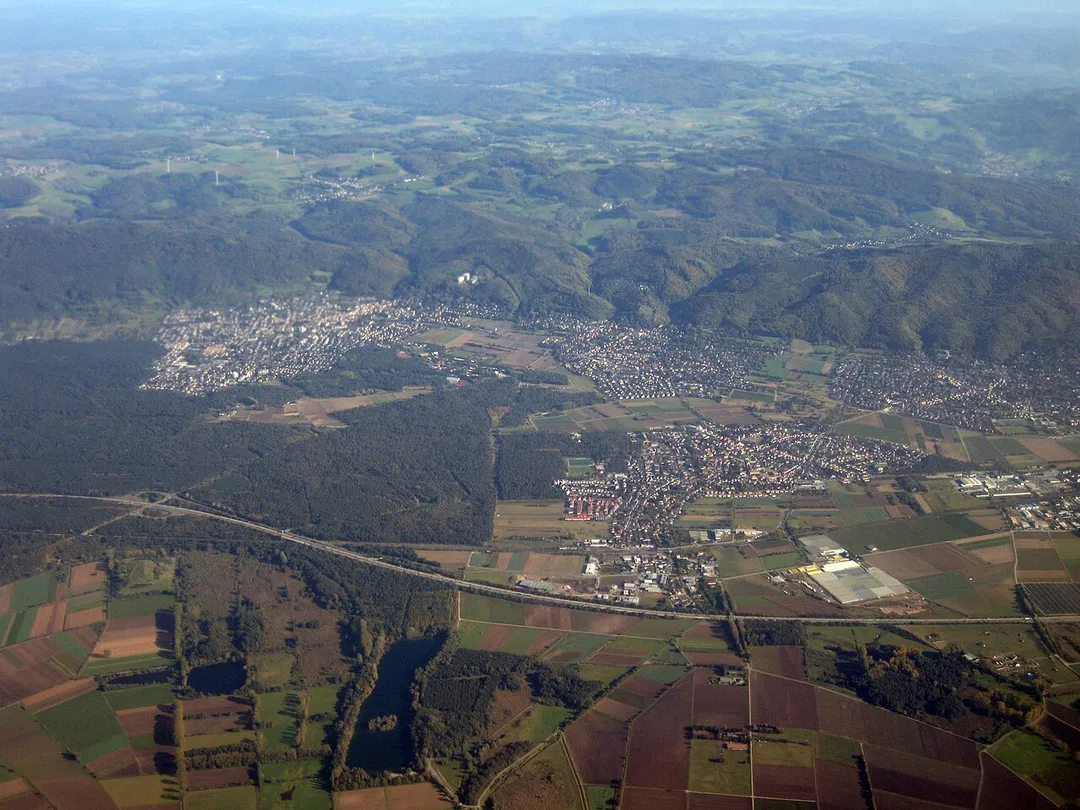 Seeheim (links), Jugenheim (mittig) und Alsbach (Gemeinde Alsbach-Hähnlein) rechts. Bickenbach im Vordergrund. Luftbild vom Westen aus.